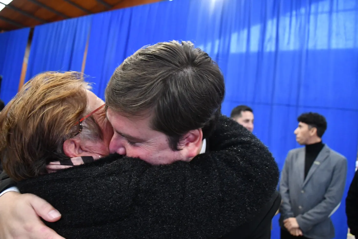 Yanko abrazando a su mamá luego de ganar sus primeras elecciones municipales