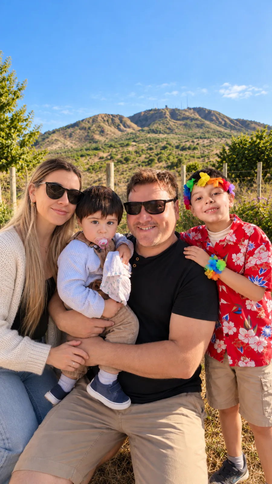 Yanko junto a su familia en el campo, con un cerro de fondo