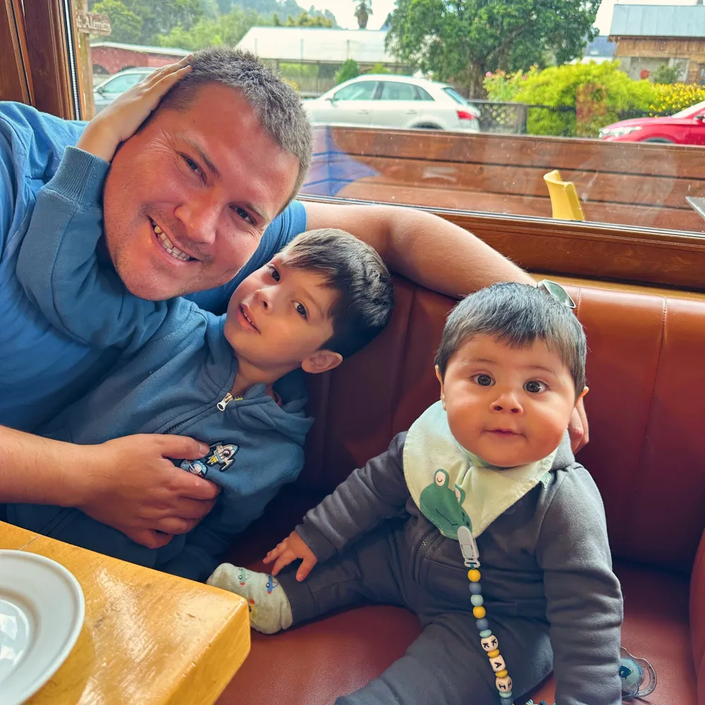 Yanko con sus dos hijos en un restorán